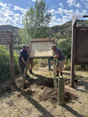 raising-the-sign-Toston-Dam